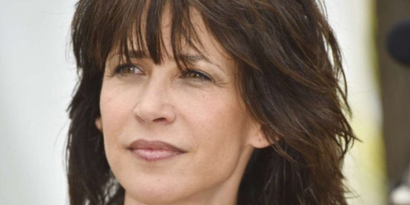 Quand Sophie Marceau sème la discorde : Soutien à Emmanuel Macron sur l'Ukraine divise ses fans