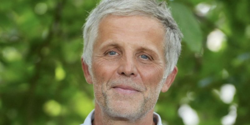 Stéphane Guillon : Un coup de foudre pour Emmanuelle Béart à l'adolescence