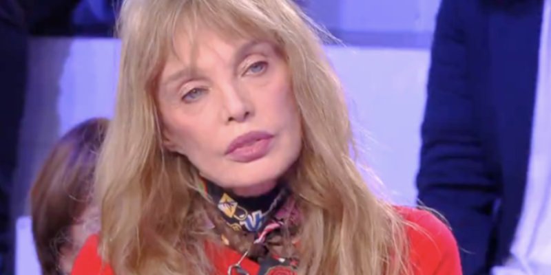 « Tellement vilipendée » : Arielle Dombasle vole au secours de Brigitte Macron