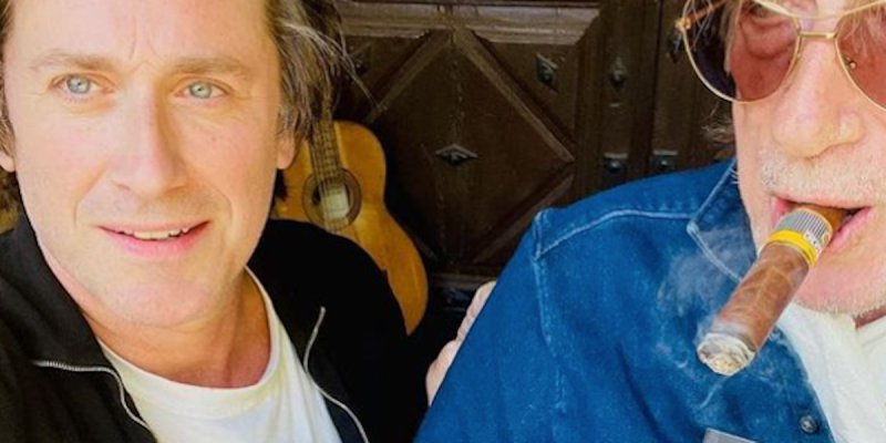 Thomas Dutronc s'affiche avec Jacques Dutronc "fragilisé", clin d'oeil à Françoise Hardy (photo)