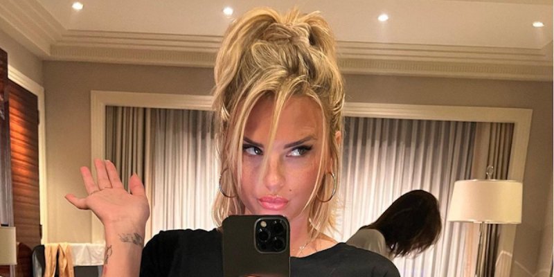 TPMP : Kelly Vedovelli intrigue les internautes avec sa transformation soudaine