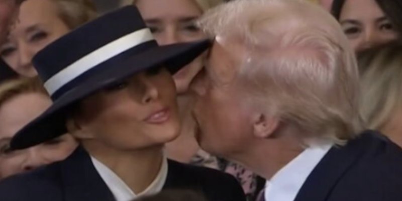 Un bisou raté de Donald Trump à Melania fait sensation lors de son investiture