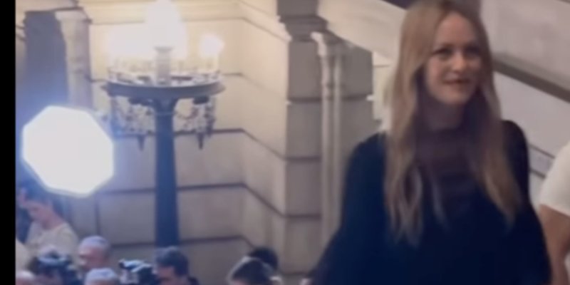 Vanessa Paradis : mystère autour de l'homme qui l'accompagnait au défilé Chanel