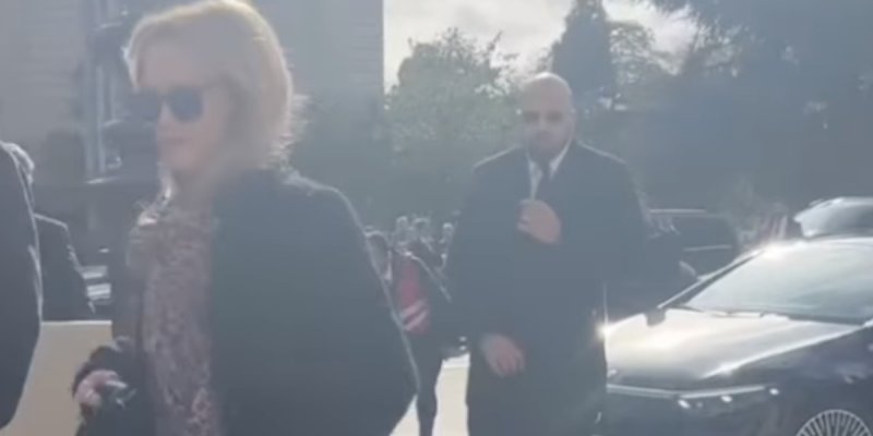Vanessa Paradis en retard au défilé Chanel (vidéo)