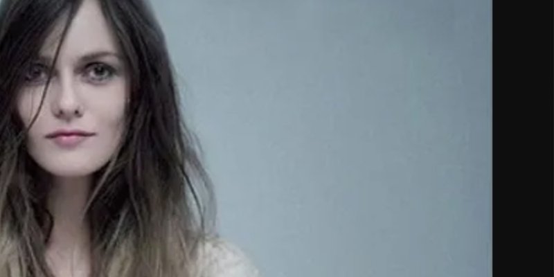 Vanessa Paradis : Les secrets d'Alain Delon dévoilés, son curieux comportement