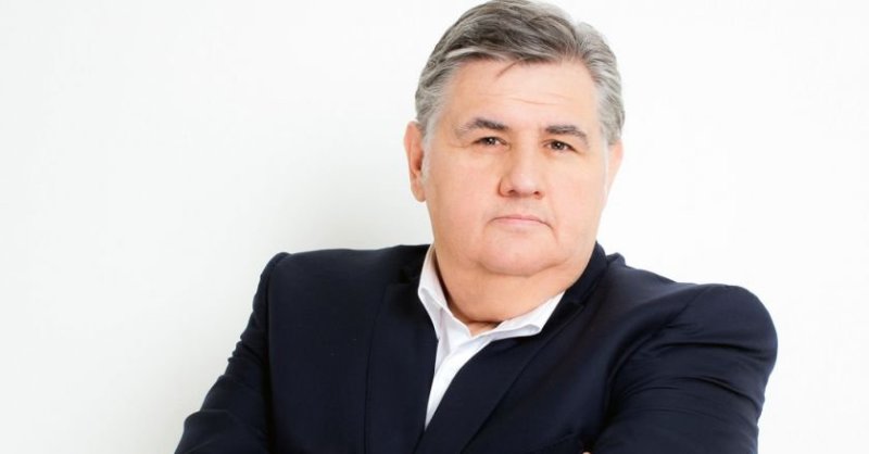 Pierre Ménès retrouve le sourire sourire, après une lourde opération (photo)