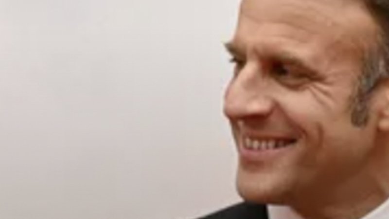 Brigitte et Emmanuel Macron : gestes tendres après la polémique au Vietnam