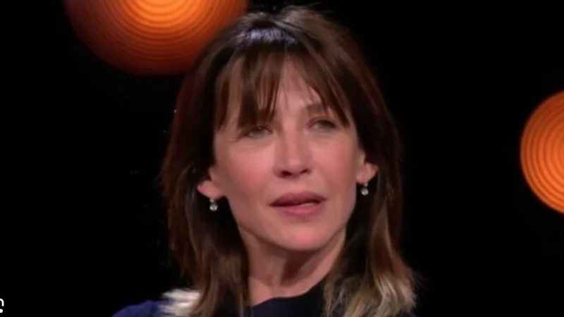 Le visage abattu de Sophie Marceau, en pyjama en public, que se passe-t-il dans sa vie ?