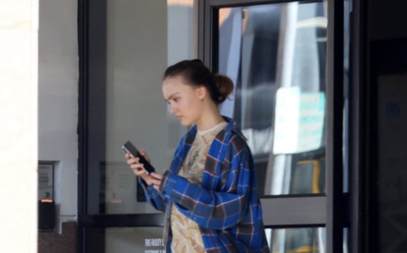 Lily-Rose Depp en legging et chaussettes : son look « décontracté » divise 