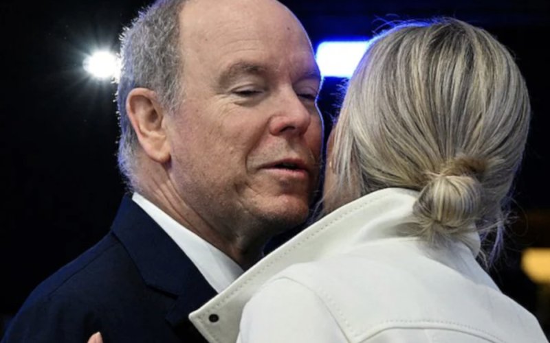Albert de Monaco à Milan : ce baiser à une « fausse » Charlène intrigue 