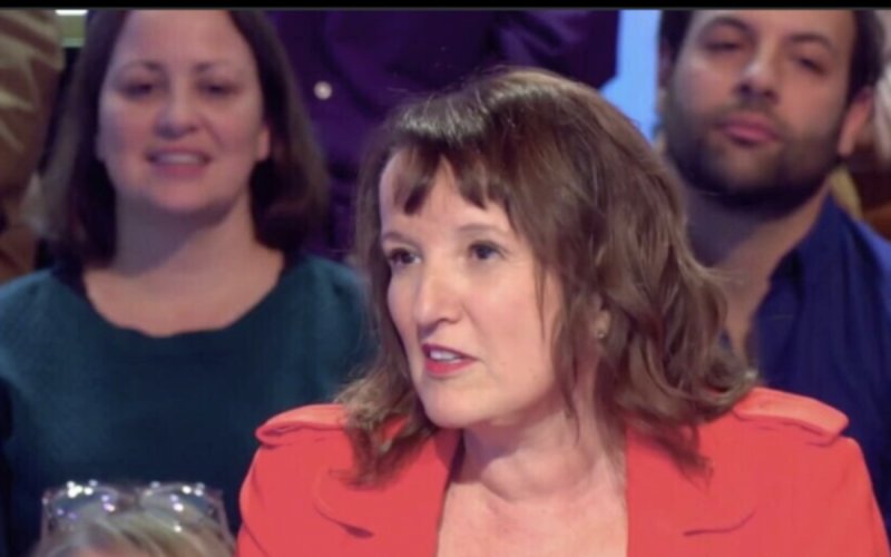 Anne Roumanoff raconte comment un « accident » a coupé son spectacle : « Un bout du plafond est tombé sur scène » ! 