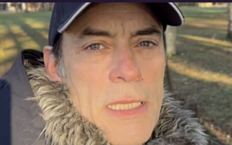 Après la disparition de son père, Anthony Delon vit « reclus » dans le château familial de Douchy !