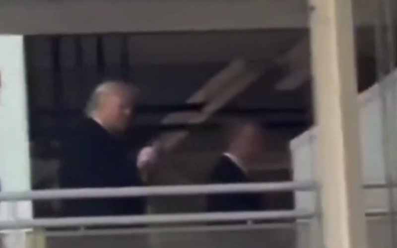  Donald Trump perd ses nerfs et fait un doigt d'honneur à un ouvrier de l'usine Ford 