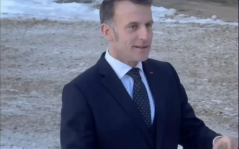 Emmanuel Macron à Brégançon : l'ambiance « colonie de vacances » avec sa garde rapprochée
