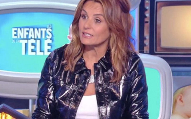 Faustine Bollaert hilare face aux confidences intimes d'André Manoukian 