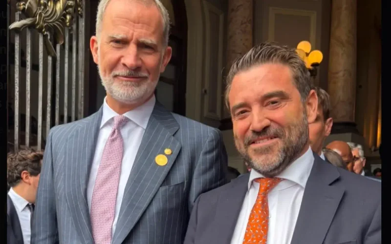 Felipe VI pose avec celui qui avait sévèrement attaqué Letizia