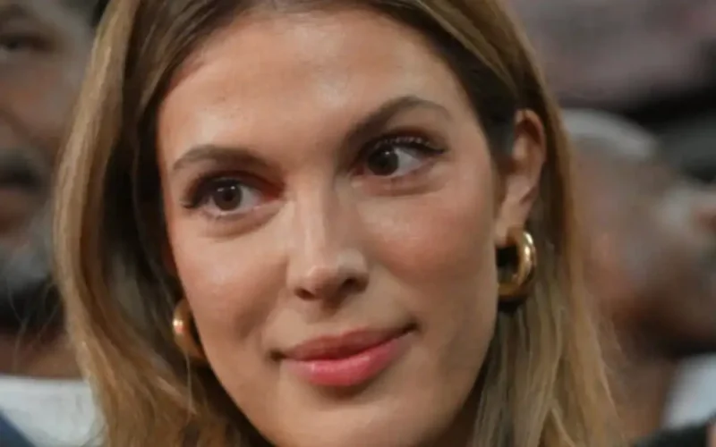 Iris Mittenaere jugée « moins sympathique » : elle ne répond pas et retrouve ses amis à Ramatuelle