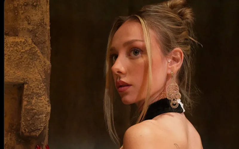 Kylian Mbappé et Ester Expósito débarquent à Madrid en jet privé