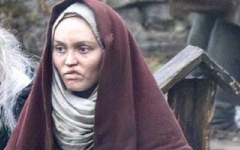 Lily-Rose Depp méconnaissable ! Les premières images sur le tournage de « Werwulf » font le buzz en Angleterre 