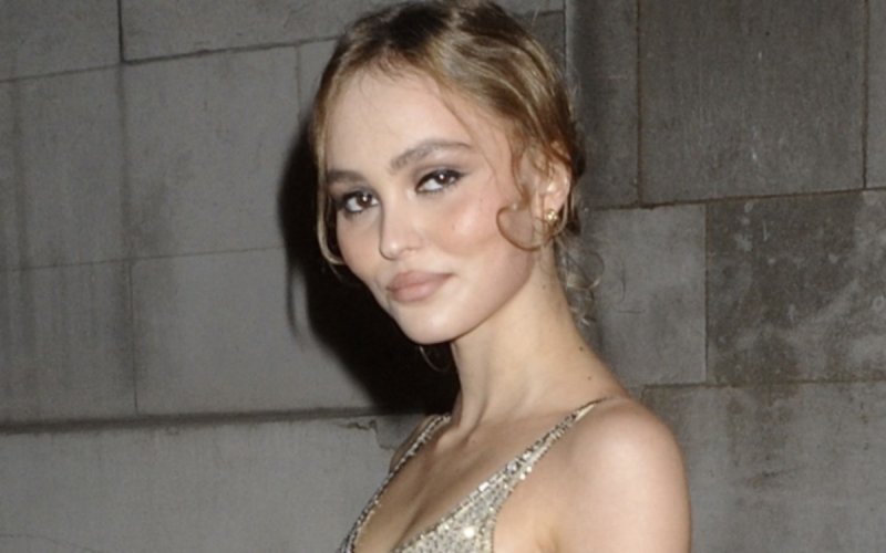 Lily-Rose Depp s'offre un Noël romantique à Paris avec 070 Shake