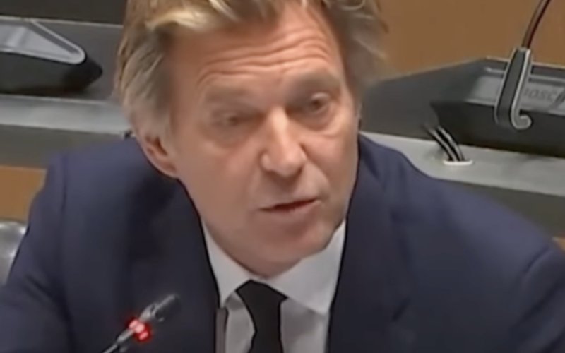 Même sans prompteur, Laurent Delahousse parle comme au JT