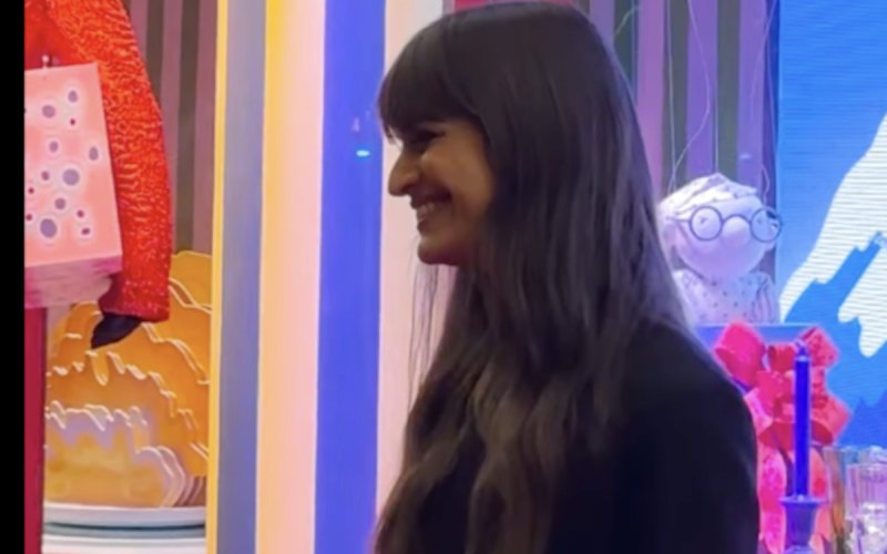 Noël enchanté ! Malgré le divorce, Clara Luciani rayonne et lance la saison des fêtes aux Galeries Lafayette ! 