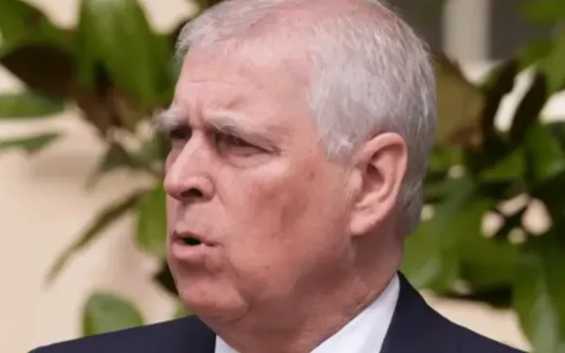 Prince Andrew : ce geste totalement déplacé dans un avion choque