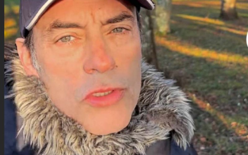 Réconciliation en vue ? Le message ambigu d'Anthony Delon à sa sœur