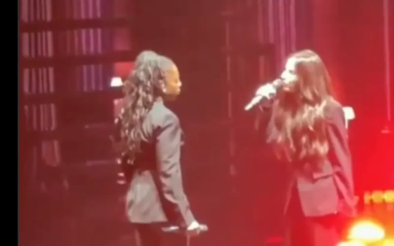 Star Academy Tour : fou rire incontrôlable pour Ambre et Sarah sur scène