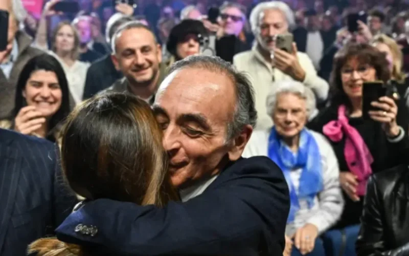 « Un front uni » : Le baiser choc d'Éric Zemmour et Sarah Knafo fait taire les rumeurs !