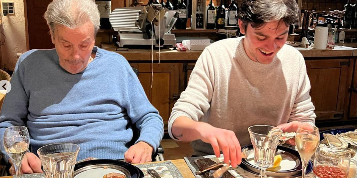 Alain Delon amaigri et souriant : Un Noël en famille après les épreuves