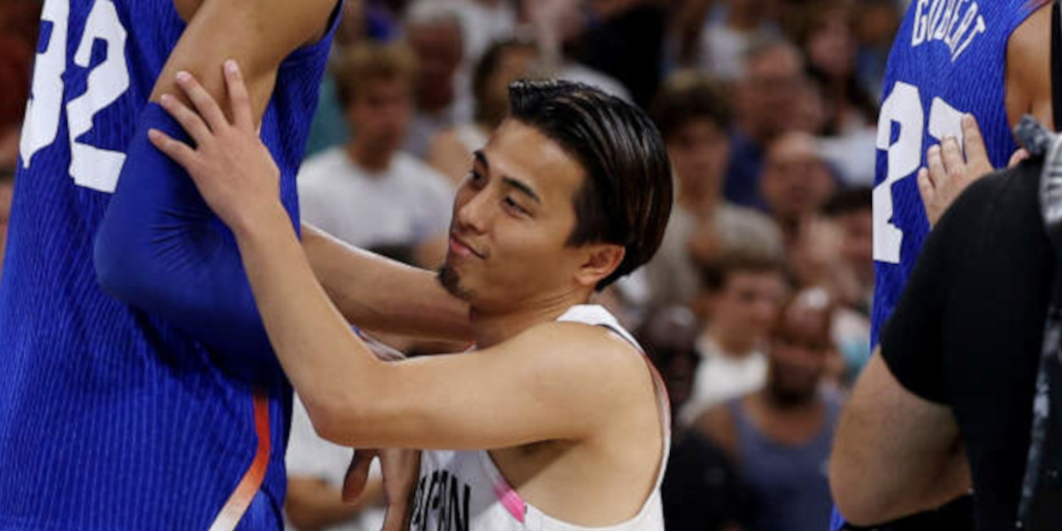 La différence de taille entre Victor Wembanyama et Togashi fait sensation