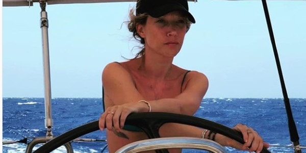 laura-smet-en-bikini-la-man-uvre-d-un-bateau-en-gr-ce-photo