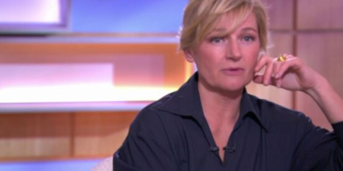 C à vous : Fou rire sur le plateau après la bourde d'Anne-Elisabeth Lemoine sur Julien Doré 