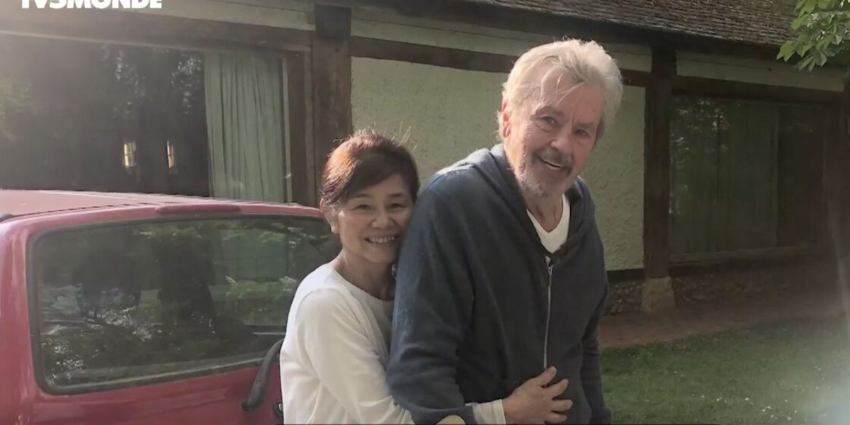 Alain Delon en couple avec Hiromi, officialisation avec sa fiancée japonaise à Los Angeles