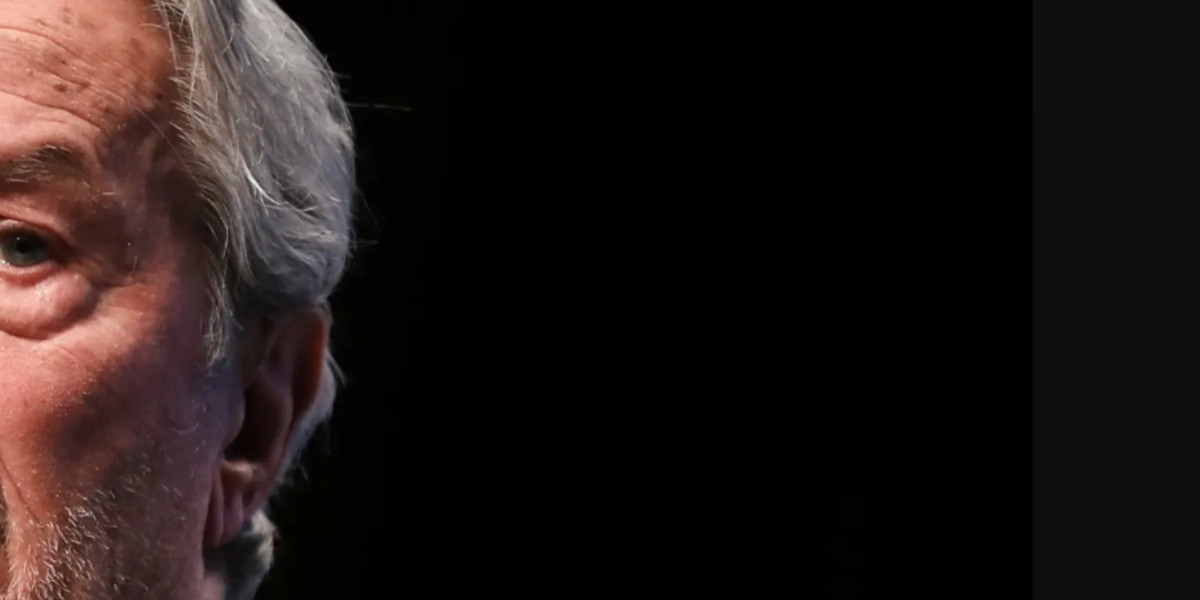 Alain Delon et Hiromi : une réunion clandestine à Douchy-sur-Loire ? que se trame-t-il chez les voisins ?