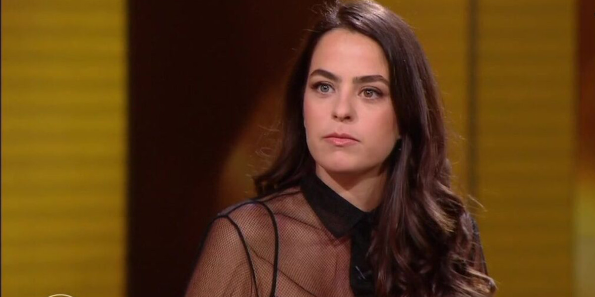 Anouchka Delon, protectrice aux petits soins de son père, ou « manipulatrice » ?