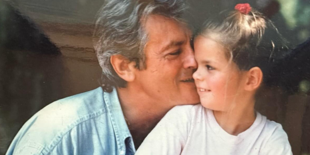Anouchka Delon partage une tendre photo avec son père pour Pâques, ce message qui en dit long 