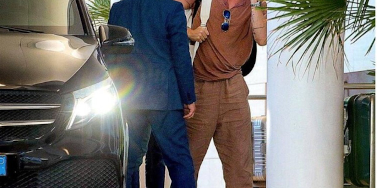 Brad Pitt à Rome pour ses enfants - Une petite fleur d'Angelina Jolie pour les vacances