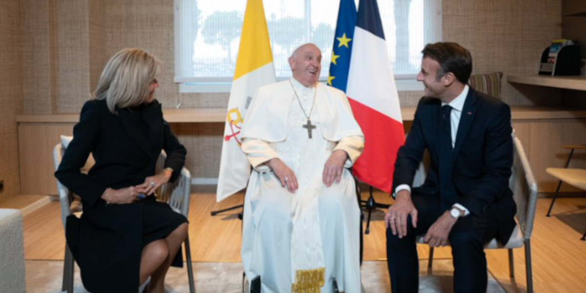 Brigitte et Emmanuel Macron : retour en urgence pour le Pape 