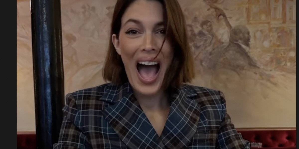Célibataire, Iris Mittenaere trouve du réconfort auprès de Paul Duchemin