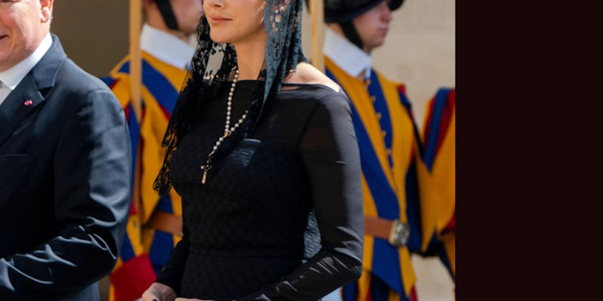 Charlène de Monaco - avec sa robe, elle viole le code vestimentaire du Vatican