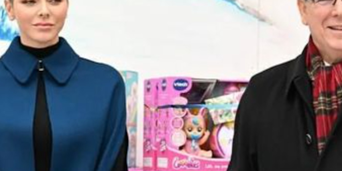 Charlène de Monaco enceinte, rondeurs suspectes à la distribution de cadeaux au Palais (photos)