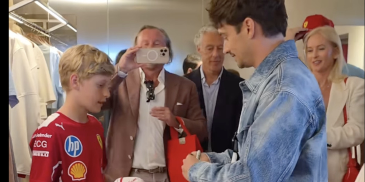 Charles Leclerc et Alexandra Saint Mleux, ce geste classe avec un fan 