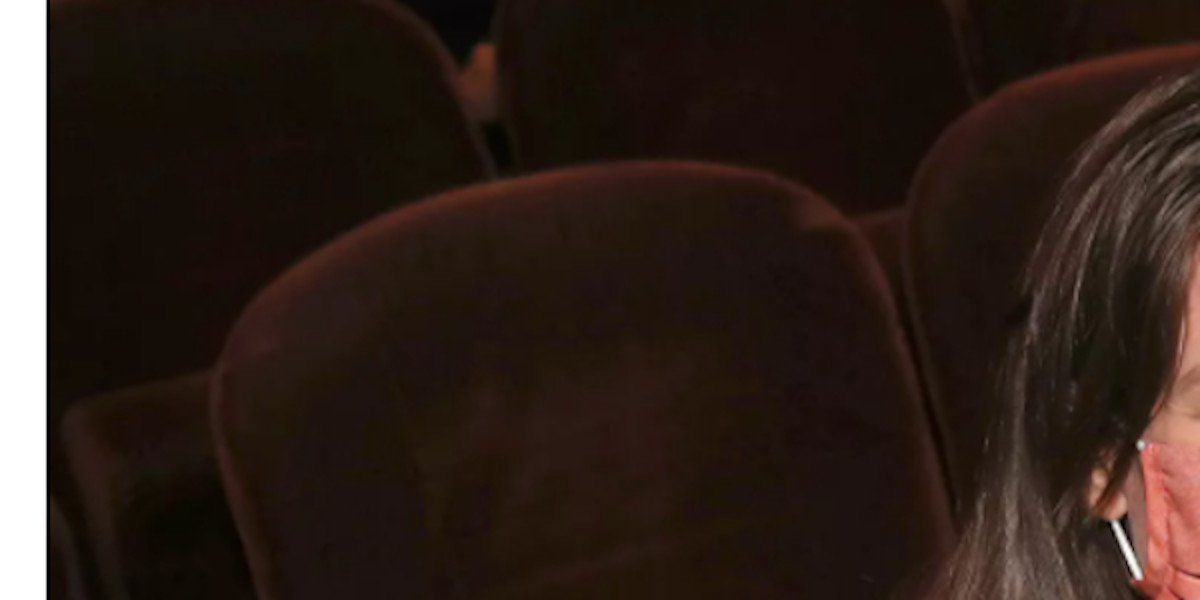 Charlotte Casiraghi, Dimitri Rassam, incognitos au théâtre, ses rondeurs naissantes cachées (photo)
