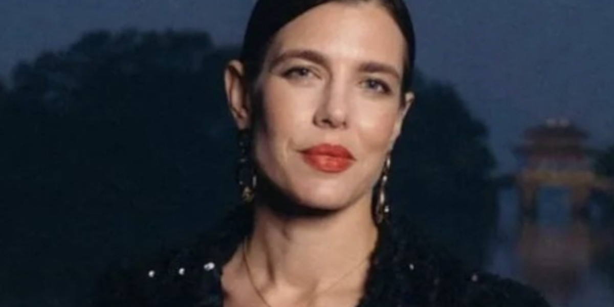 Charlotte Casiraghi rayonnante en tweed au défilé Chanel à Hangzhou