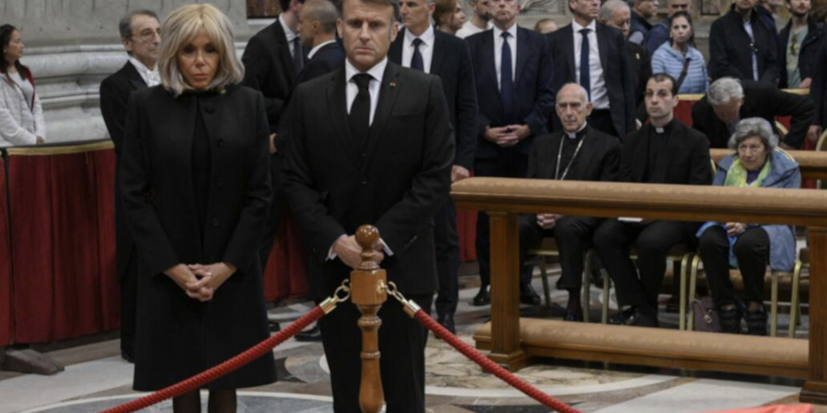 Emmanuel et Brigitte Macron, consigne imposée aux funérailles de Pape François 