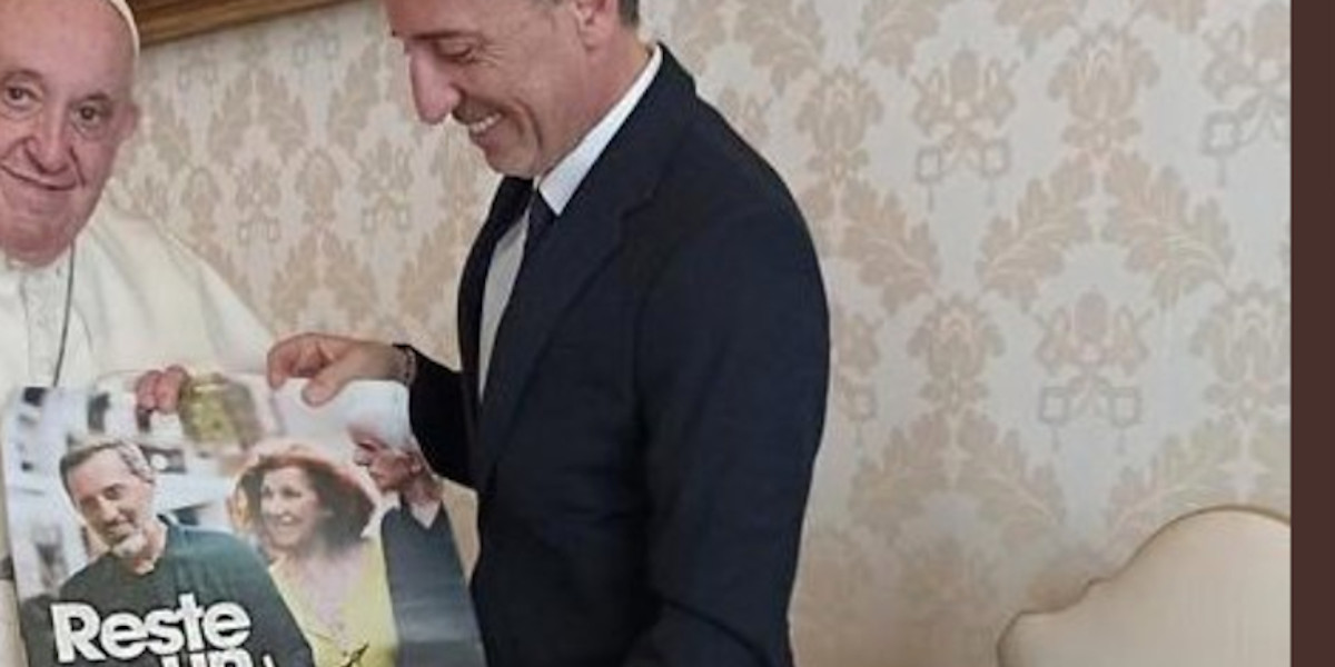 Gad Elmaleh vanne avec le Pape au Vatican - Son surprenant secret révélé