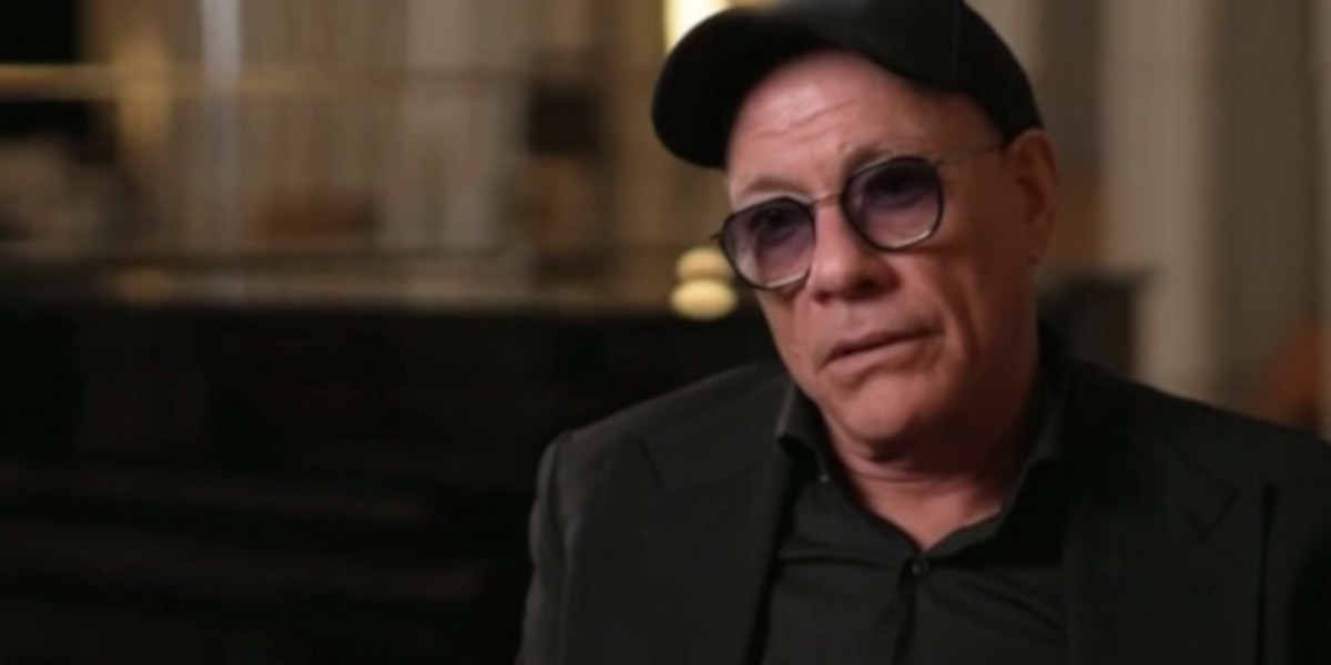 Jean-Claude Van Damme déroute Audrey Crespo-Mara dans Sept à Huit