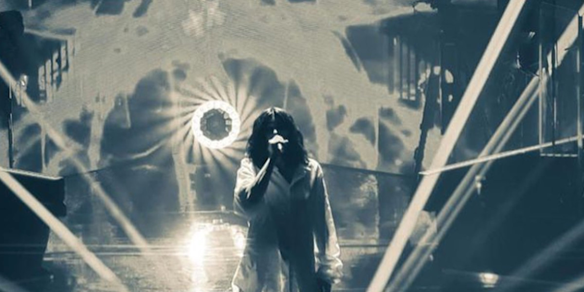 Jenifer officialise sa grossesse au live-stream, sublimes rondeurs à l'Olympia (vidéo)